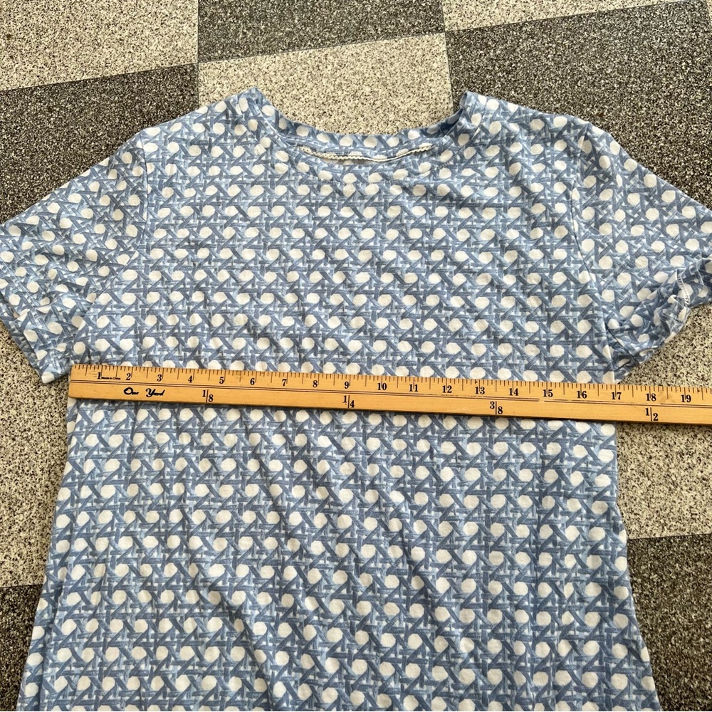 ❤️3/$15 Crown & Ivy Light Blue Short Sleeve Patterned Tee- Size L - Picture 5 of 7